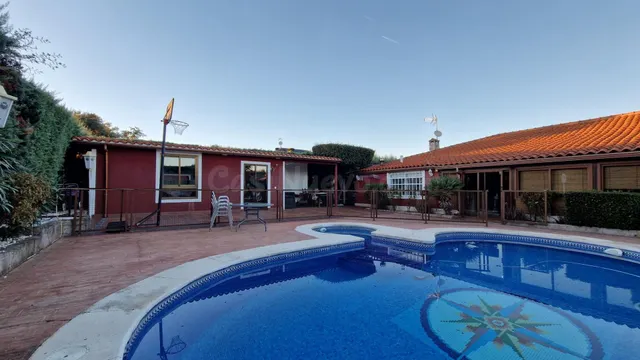 Chalet en venta con piscina - foto 2