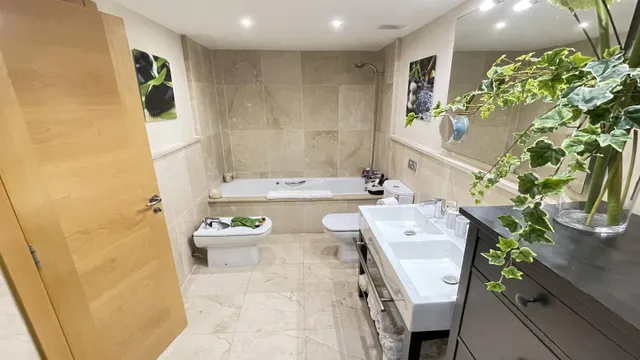 Apartamento de lujo en planta baja con vistas panorámicas al mar en los flamingos, Benahavís — 16