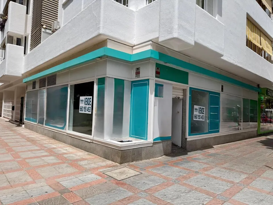 Venta de Local Comercial en Fuengirola, Málaga.