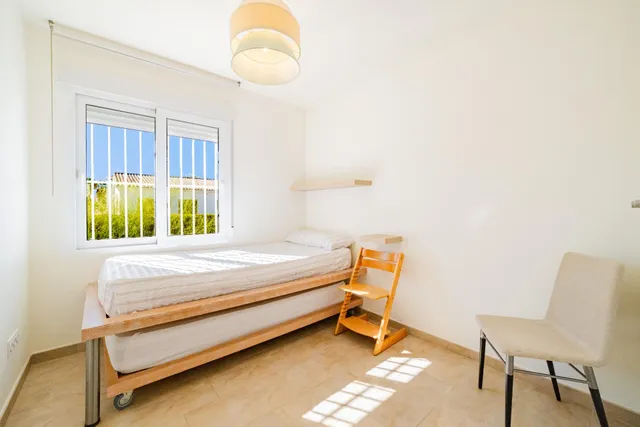 Villa independiente con piscina y 893 m2 de parcela en Benicàssim: espacio, diseño y privacidad — 26