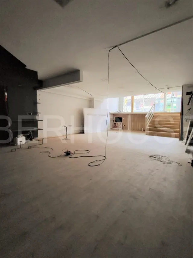Local comercial de 152m2 situado en Rambla San Sebastia - foto 4