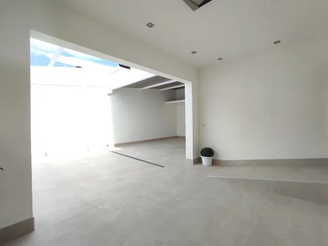 SE VENDE CASA CON AMPLIO PATIO EN PINOSO. — 14