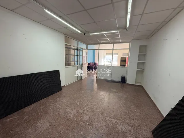 Se alquila local comercial con zona de aparcamiento cercana — 7