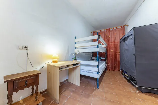 "Carácter rústico junto al mar, tu chalet para reinventar." — 23
