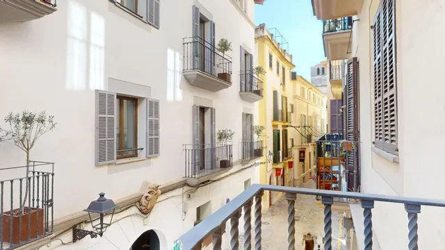 Amplia vivienda con carácter en la histórica Calle Sant Jaum