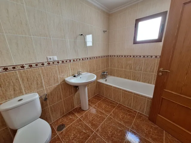Adosado de esquina nunca habitado en Pinoso | 4 dormitorios, 2 baños y garaje — 25