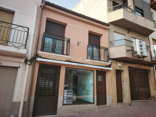 CASA CON LOCAL COMERCIAL TOTALMENTE ACONDICIONADO EN MONTEAL