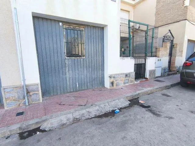 SE VENDE casa adosada OKUPA en C Rio Nalón 14 de Torre-Pach - foto 2