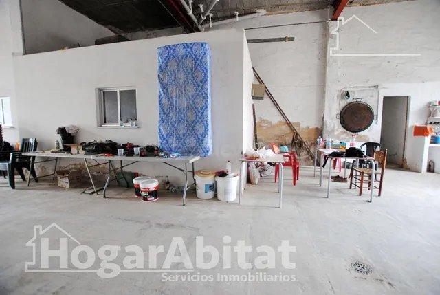 AMPLIO LOCAL COMERCIAL CON GARAJE — 4