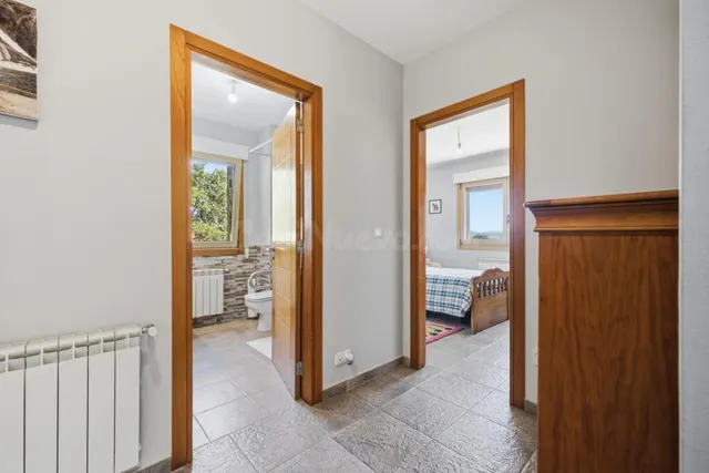 UNA JOYA EN PIEDRA GALLEGA EN EL CORAZÓN DE LAS RÍAS BAIXAS. 407 m2 construidos | Parcela: 1.626 m2 | Dormitorios: 4 | Baños: 3 — 23