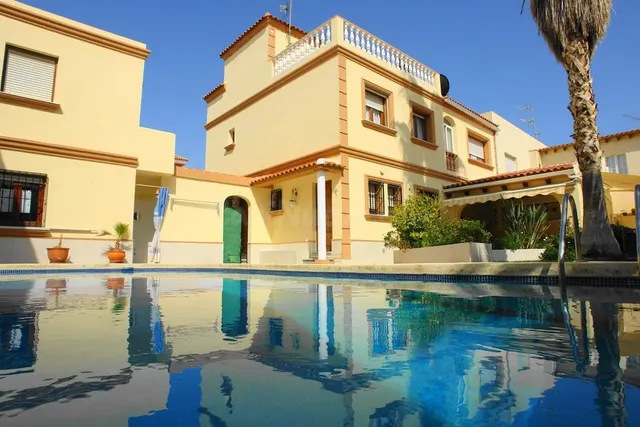 Chalet independiente en la mejor zona residencial de Vera. - foto 5