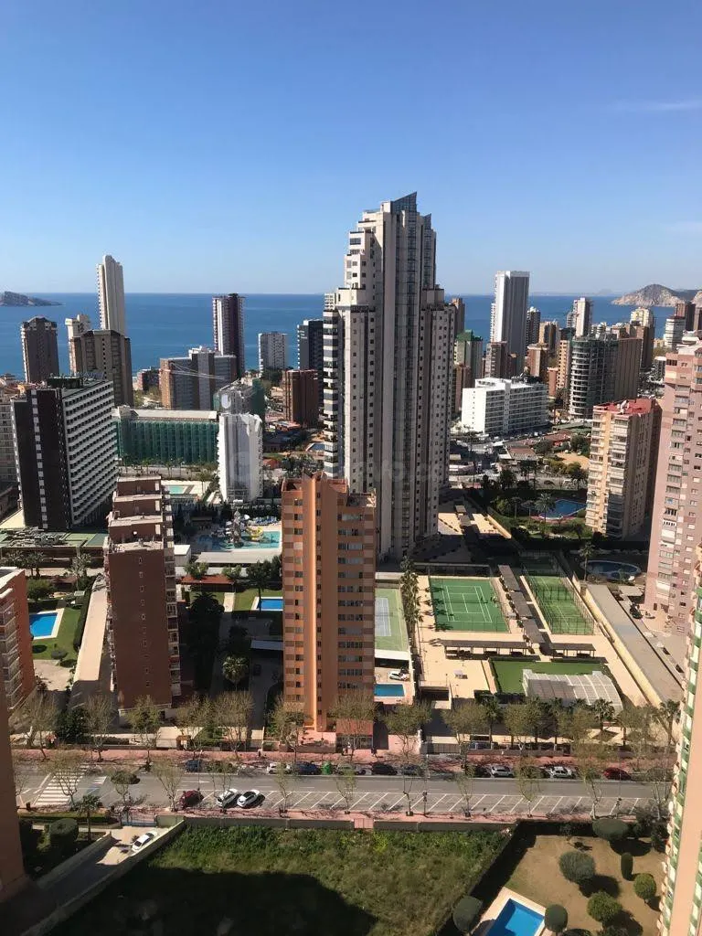 Piso de 3 habitaciones con vistas increíbles cerca de la playa de Levante Benidorm! www.euroloix.com