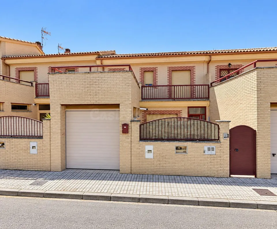 EXCLUSIVA CASA ADOSADA CON ASCENSOR Y PISCINA EN CIUDAD JARDIN
