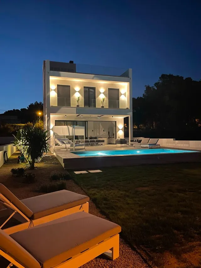 Villa moderna con piscina privada y vistas al mar en Vallgornera — 24
