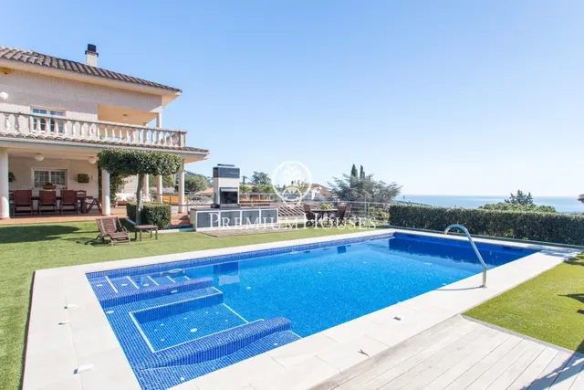 Espectacular casa en venta en Alella con piscina y vistas al