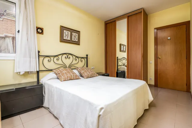 Piso 77m2., 3 Dormitorios, 2 Baños. Exterior con Patio y Ascensor. — 12