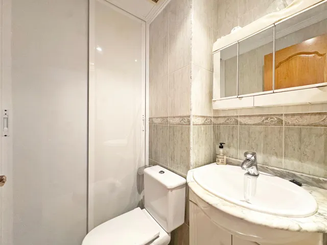 Amplio piso en esquina todo exterior con terraza y vistas al mar junto a Vialia y Avenida de Andalucía. — 38