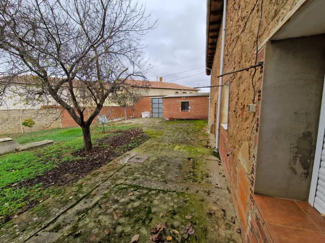 SE VENDE CASA EN MORILA DE LOS OTEROS, PARCELA CON 553 M2, PARA ENTRAR A VIVIR. — 13