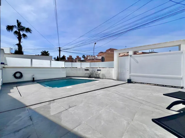 Villa de 5 dormitorios y 4 baños en San Miguel de Salinas (Alicante) — 24
