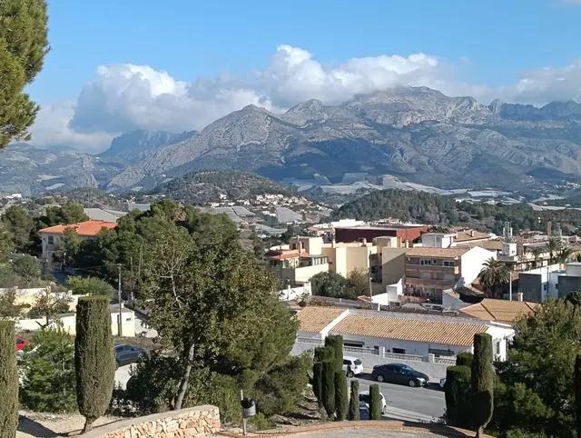 ¡Oportunidad Única de Inversión! Chalet Doble con 6 Dormitor