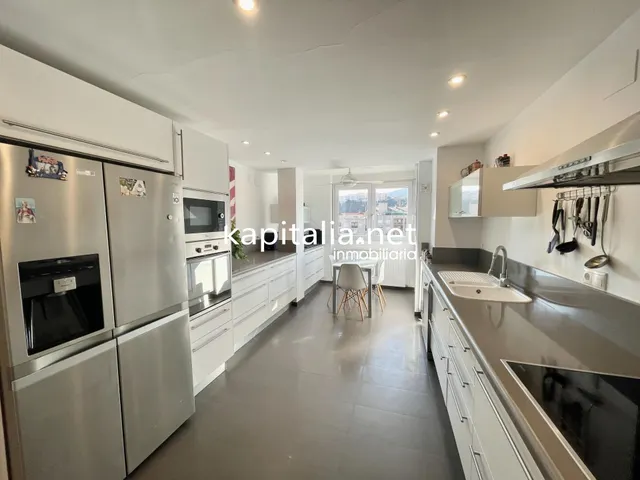Ático duplex con chimenea y vistas panorámicas — 26