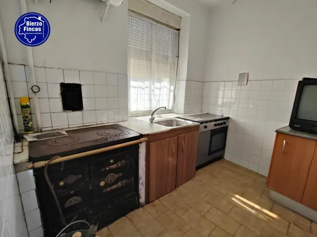 **se vende casa en Noceda del bierzo** — 4