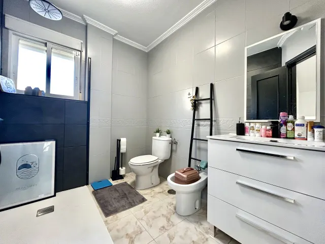 Villa de 4 dormitorios y 3 baños en villamartin (orihuela costa) — 25