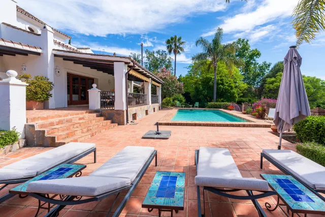 Elegante casa andaluza con vistas al golf en El Paraíso — 11