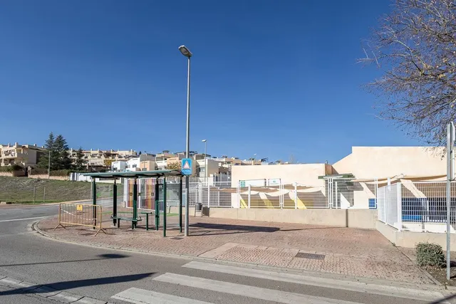 Parcela exclusiva con estructura de Chalet independiente y piscina en Urb. El Montecillo, Las Gabias — 35