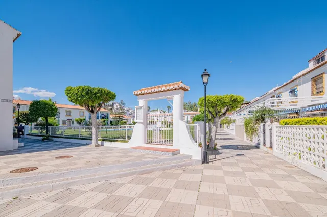 CHALET ADOSADO EN SALOBREÑA PLAYA, URB. PRIVADA CON PISCINA  - foto 2