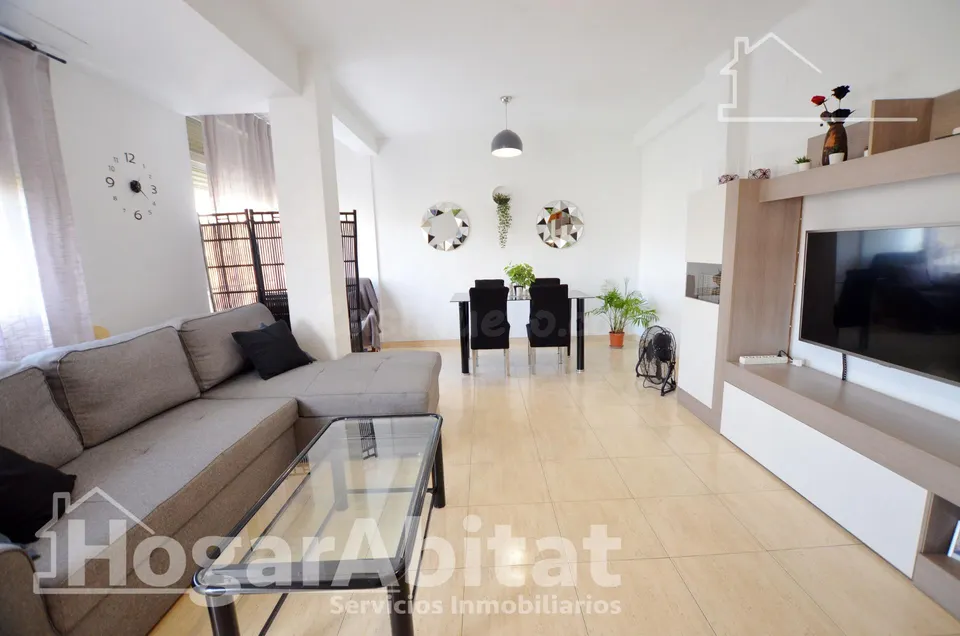 ¡En buena zona! Amplio, moderno y esquinero con gran balcón de buenas vistas