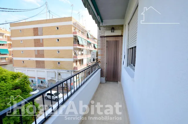¡En buena zona! Amplio, moderno y esquinero con gran balcón de buenas vistas — 11