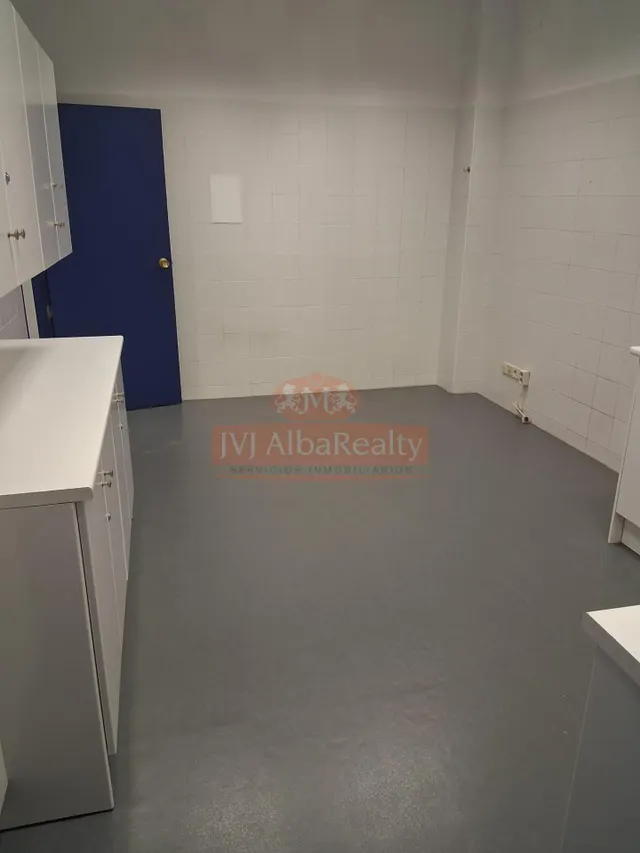 EN VENTA O ALQUILER ESPECTACULAR LOCAL EN ZONA INDUSTRIA — 21