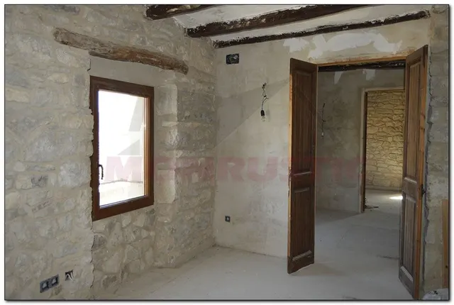 CASA DE PIEDRA ESQUINERA DE 257 M2 PRCTICAMNTE REFORMADA DE PIEDRA, 3 DORMITORIOS SUITES. — 34