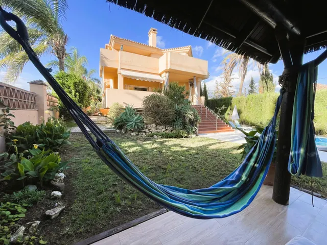 Villa en venta en Nueva Andalucía, Marbella, con vistas al mar y cerca de Puerto Banús — 9