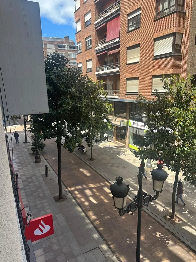VENTA: Amplio y Luminoso Piso en el Centro de Ponferrada - foto 2