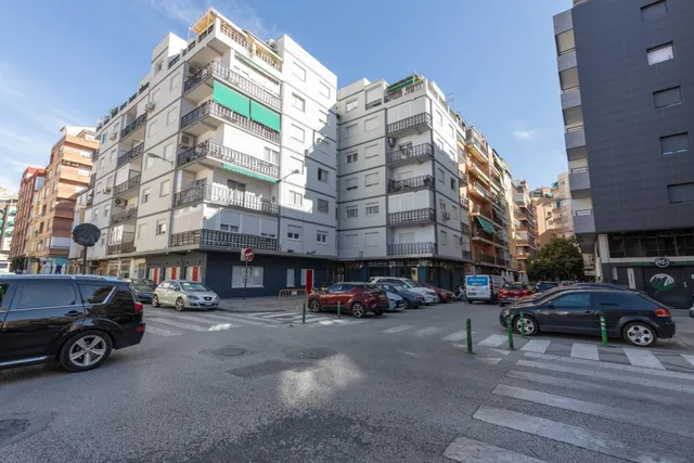 Oportunidad única en el corazón de Granada – Calle Pintor López Mezquita — 29