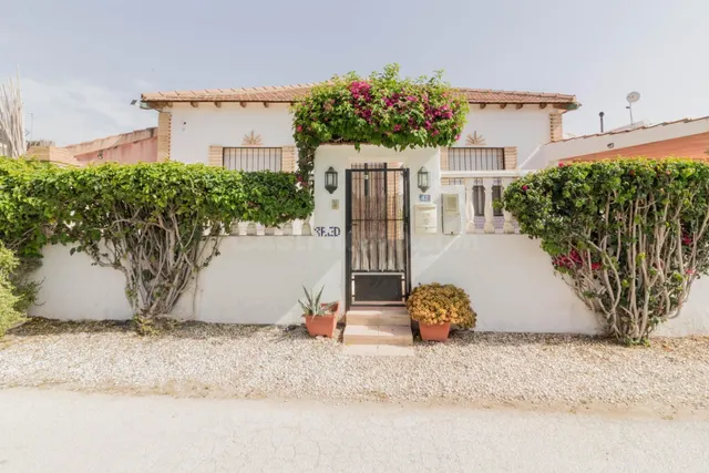 Chalet independiente con piscina y vistas a la huerta a 5 mi