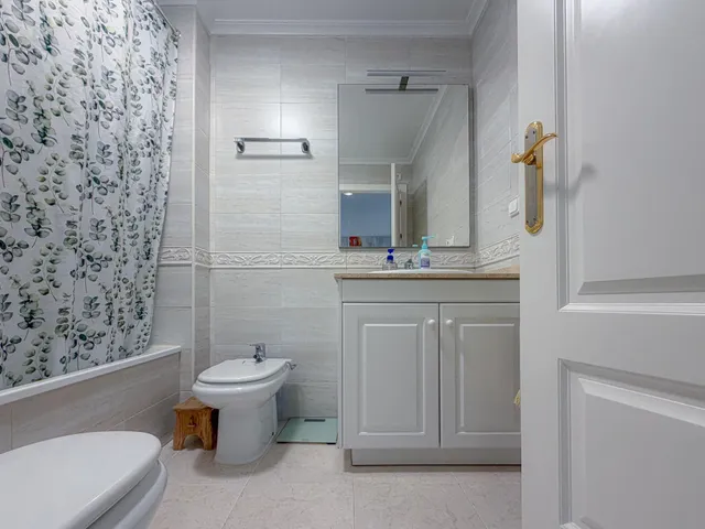 Orihuela Costa! Espectacular apartamento con amplios espacios + gran terraza con vistas despejadas y laterales al mar + Parking comunitario + Piscina comunitaria con zonas ajardinadas — 28