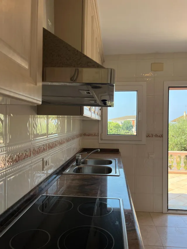 Chalet luminoso con vistas al mar en Creixell, zona La Masó. 3 habitaciones dobles, 2 baños , garaje y parcela de 1411 m2. — 32