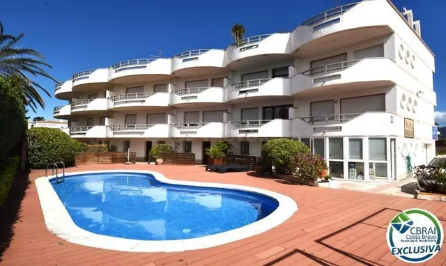 EMPURIABRAVA: Exclusivo complejo de seis casas con amarre en