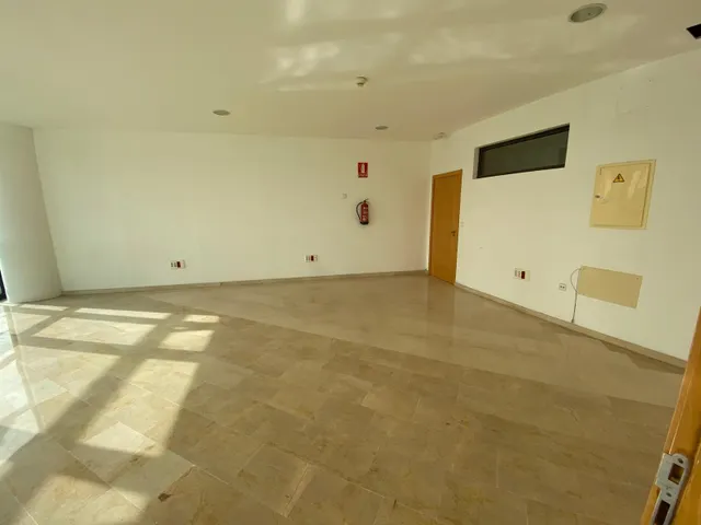AMPLIA OFICINA EN EDIFICIO AZABACHE — 4