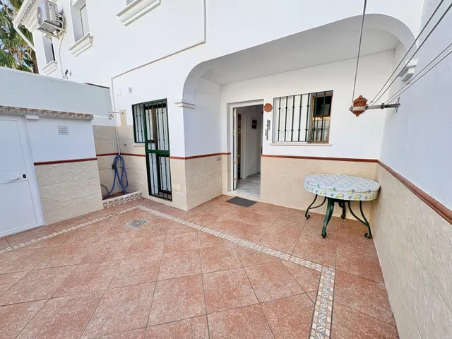 Casa adosada con dos patios privados y piscina comunitaria en Caleta de Vélez — 16