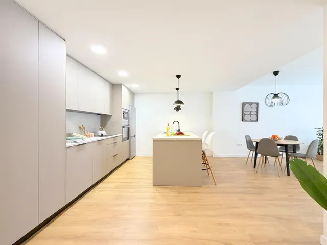 SE VENDE AMPLIO PISO DE DOS DORMITORIOS CON REFORMA A ESTREN