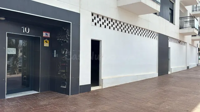 ¡Se alquila amplio local comercial en Alhaurín de la Torre! - foto 4