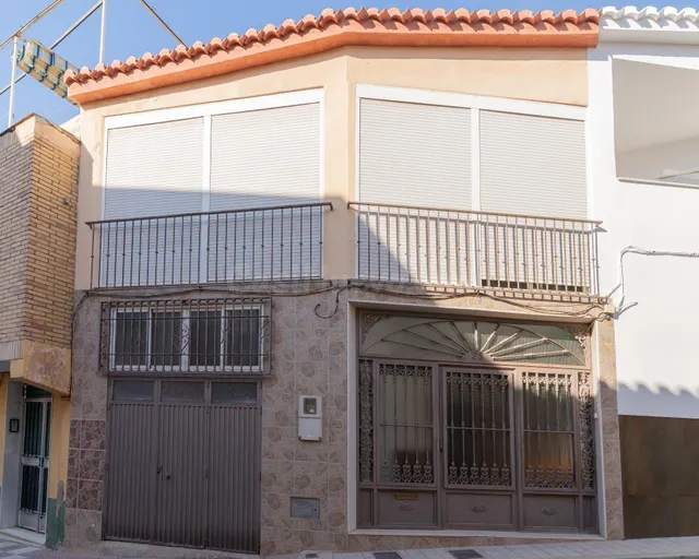 Espacio para toda la familia: 4 dormitorios y cochera — 2