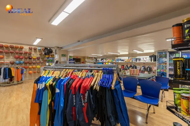 Amplio local comercial en una de las zonas más consolidadas de Granada con salida a dos calles — 5