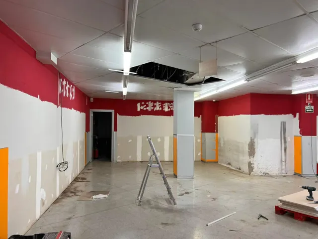 Gran local comercial en Av. Estanislao Figueres a 50 metros de Rambla Nova. — 16