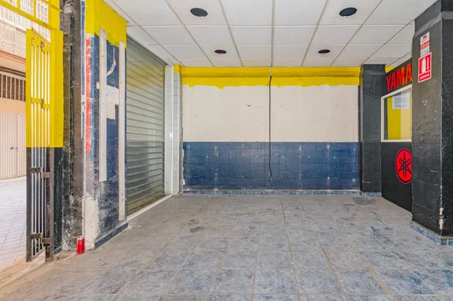 Local en Camino de Ronda 132D con posibilidad de cambio de uso a vivienda — 13