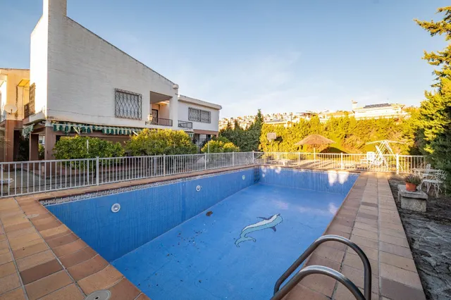FANTÁSTICO CHALET INDEPENDIENTE CON PISCINA EN HUETOR VEGA - foto 2